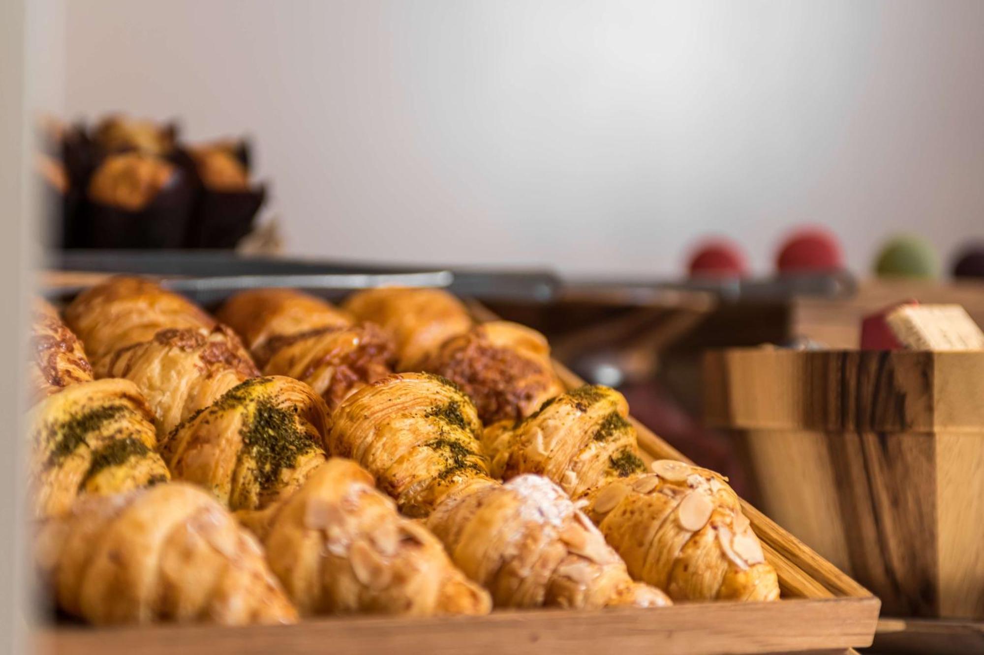 Radisson Blu Hotel Riyadh Convention And Exhibition Center Kültér fotó Croissants