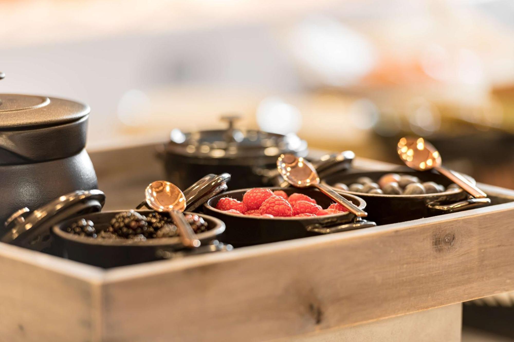 Radisson Blu Hotel Riyadh Convention And Exhibition Center Kültér fotó Caviar and other garnishes at a restaurant