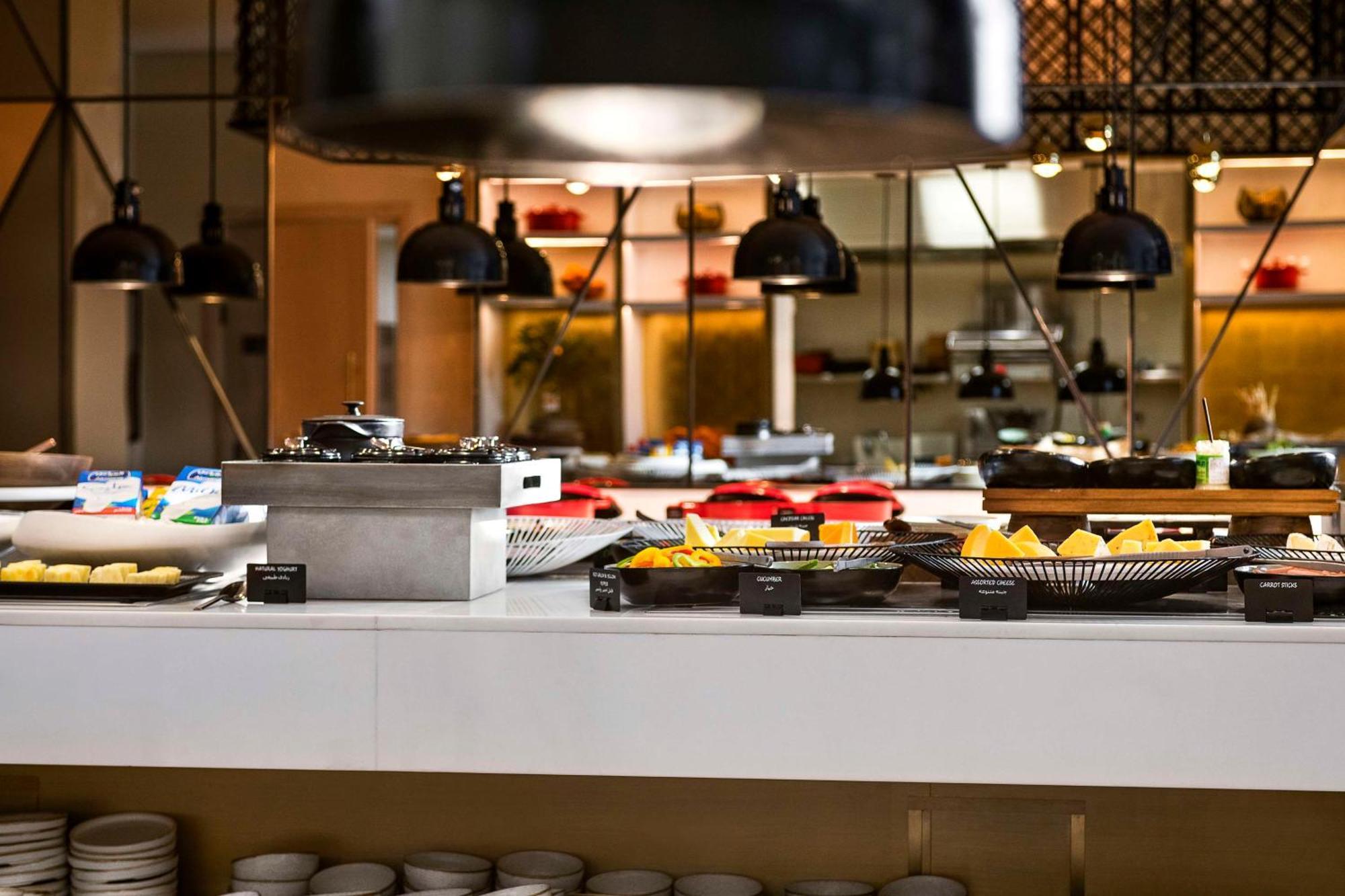 Radisson Blu Hotel Riyadh Convention And Exhibition Center Kültér fotó A buffet at a hotel