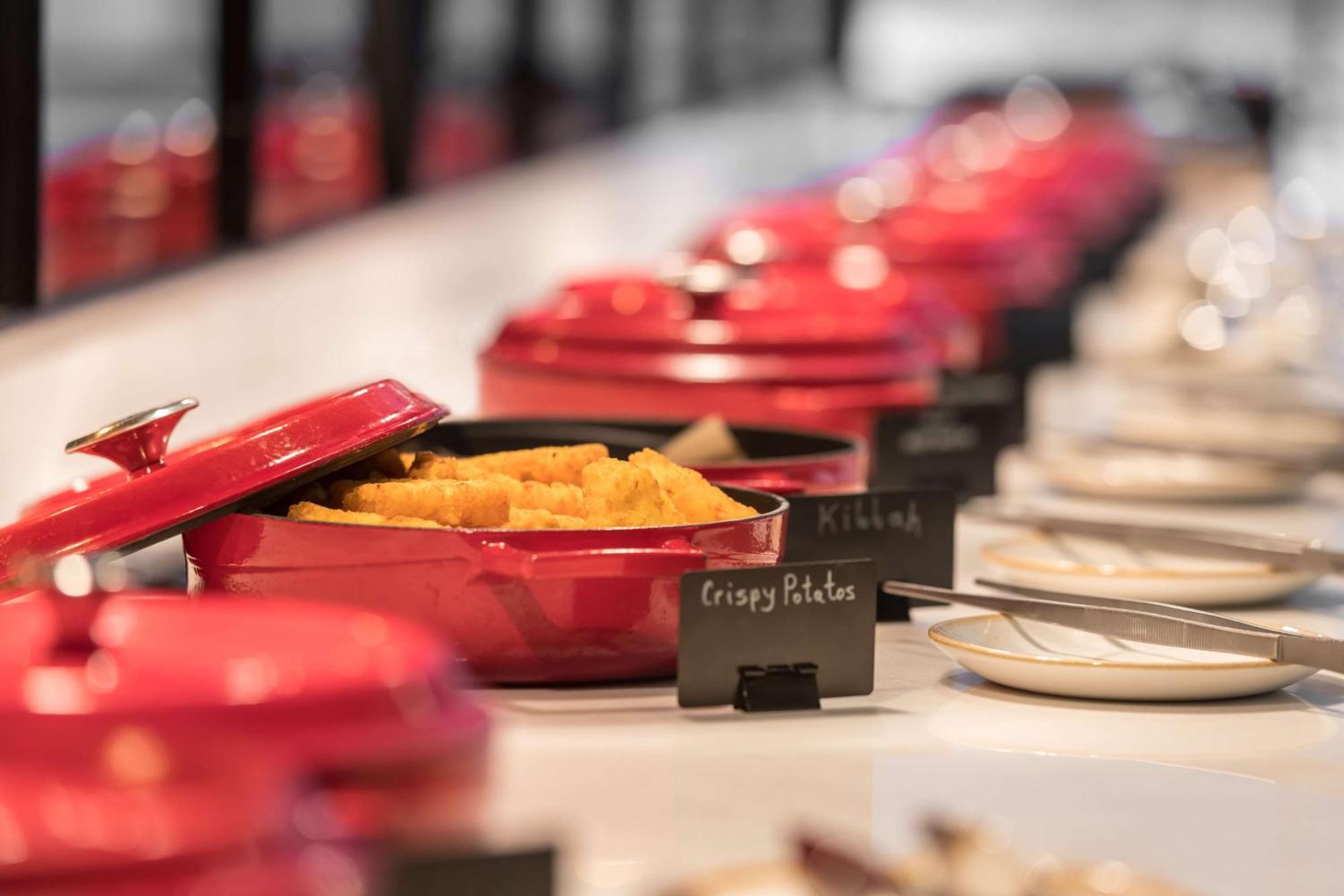 Radisson Blu Hotel Riyadh Convention And Exhibition Center Kültér fotó A Le Creuset cocotte