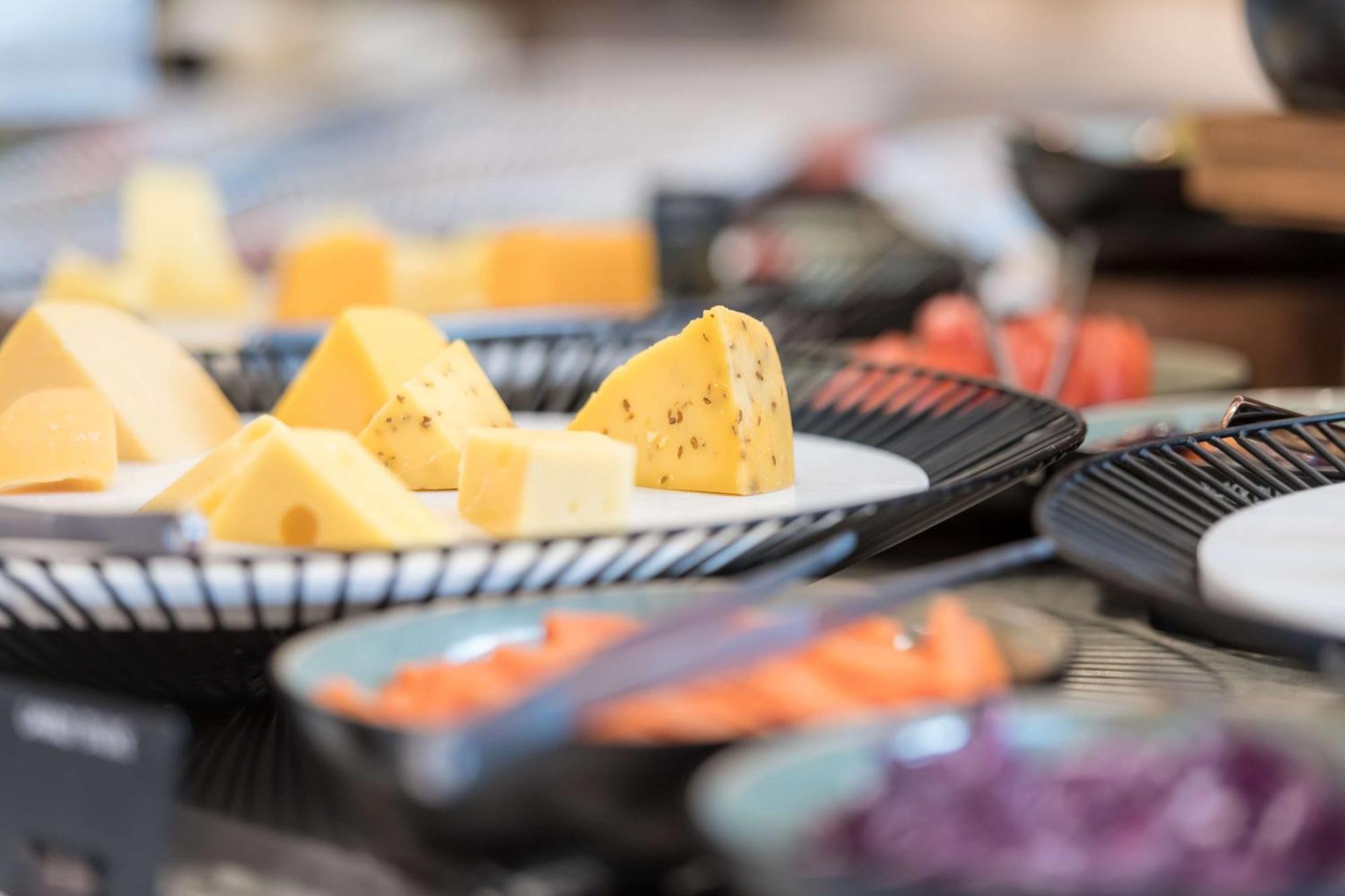 Radisson Blu Hotel Riyadh Convention And Exhibition Center Kültér fotó Cheese at a buffet