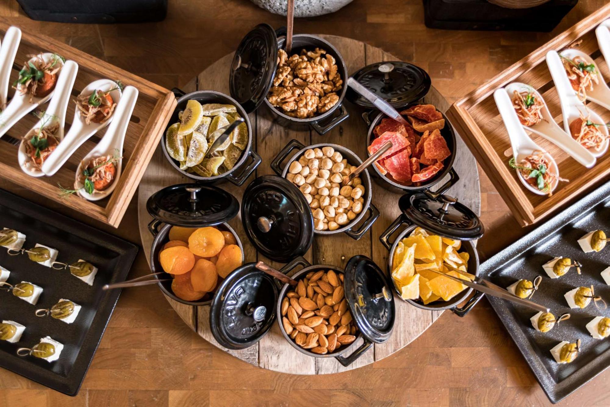 Radisson Blu Hotel Riyadh Convention And Exhibition Center Kültér fotó A selection of tapas
