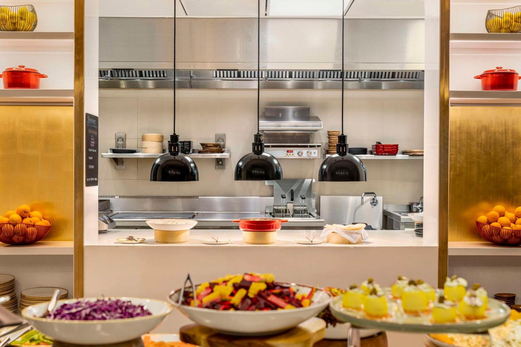 Radisson Blu Hotel Riyadh Convention And Exhibition Center Kültér fotó The kitchen at the restaurant