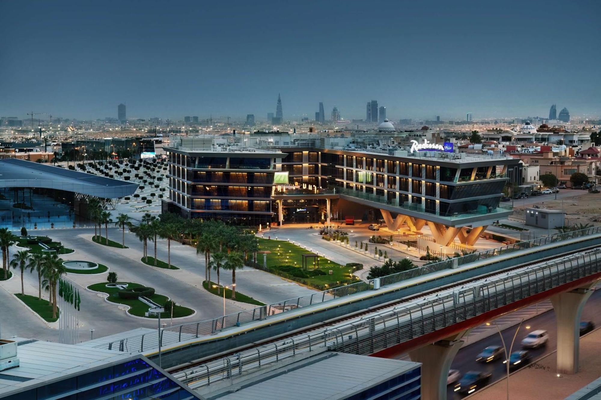 Radisson Blu Hotel Riyadh Convention And Exhibition Center Kültér fotó The station at night
