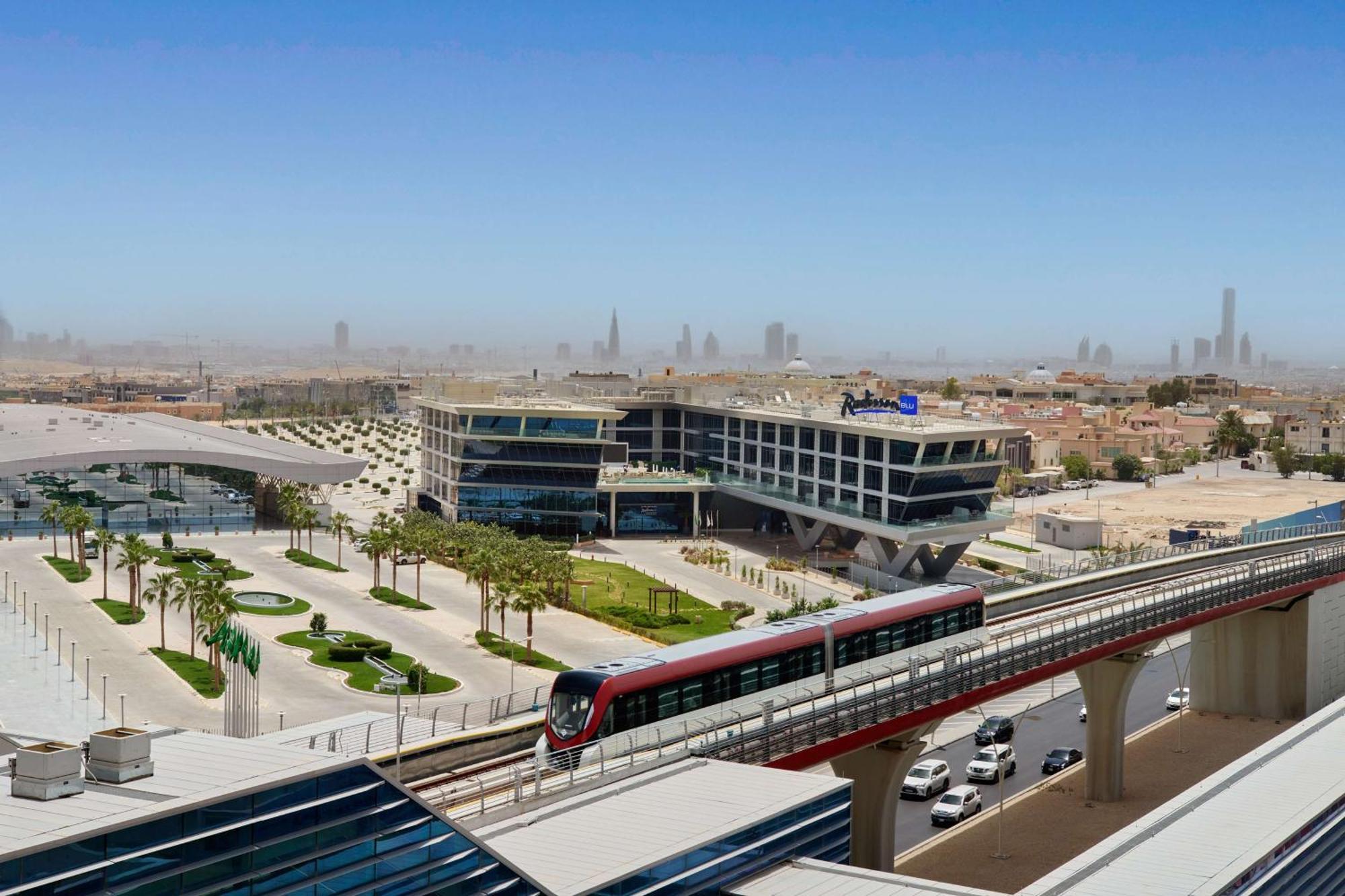 Radisson Blu Hotel Riyadh Convention And Exhibition Center Kültér fotó Al Suhail Metro Station