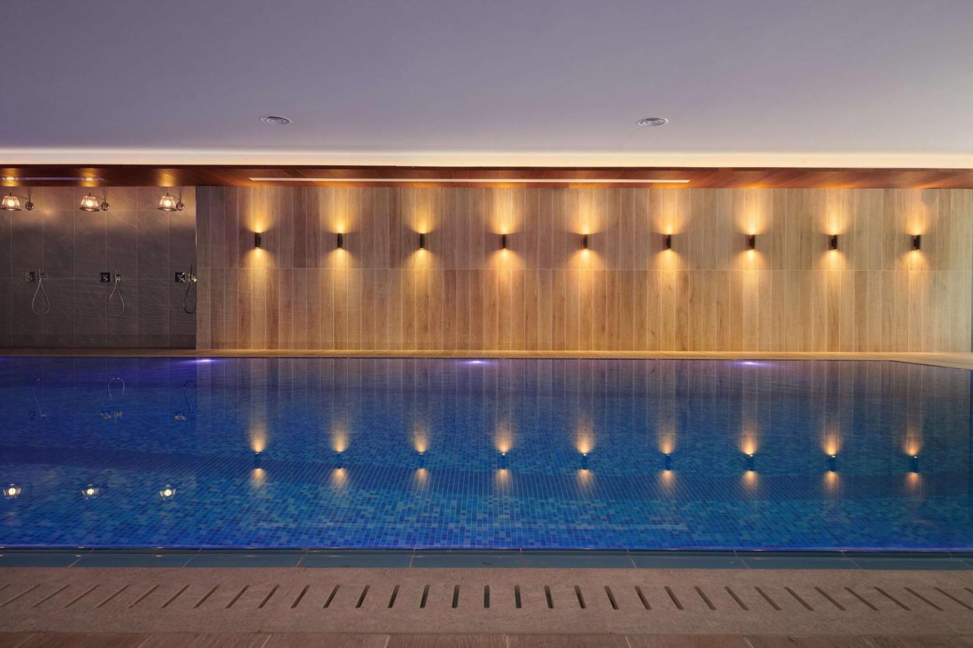 Radisson Blu Hotel Riyadh Convention And Exhibition Center Kültér fotó The swimming pool at The Dorchester