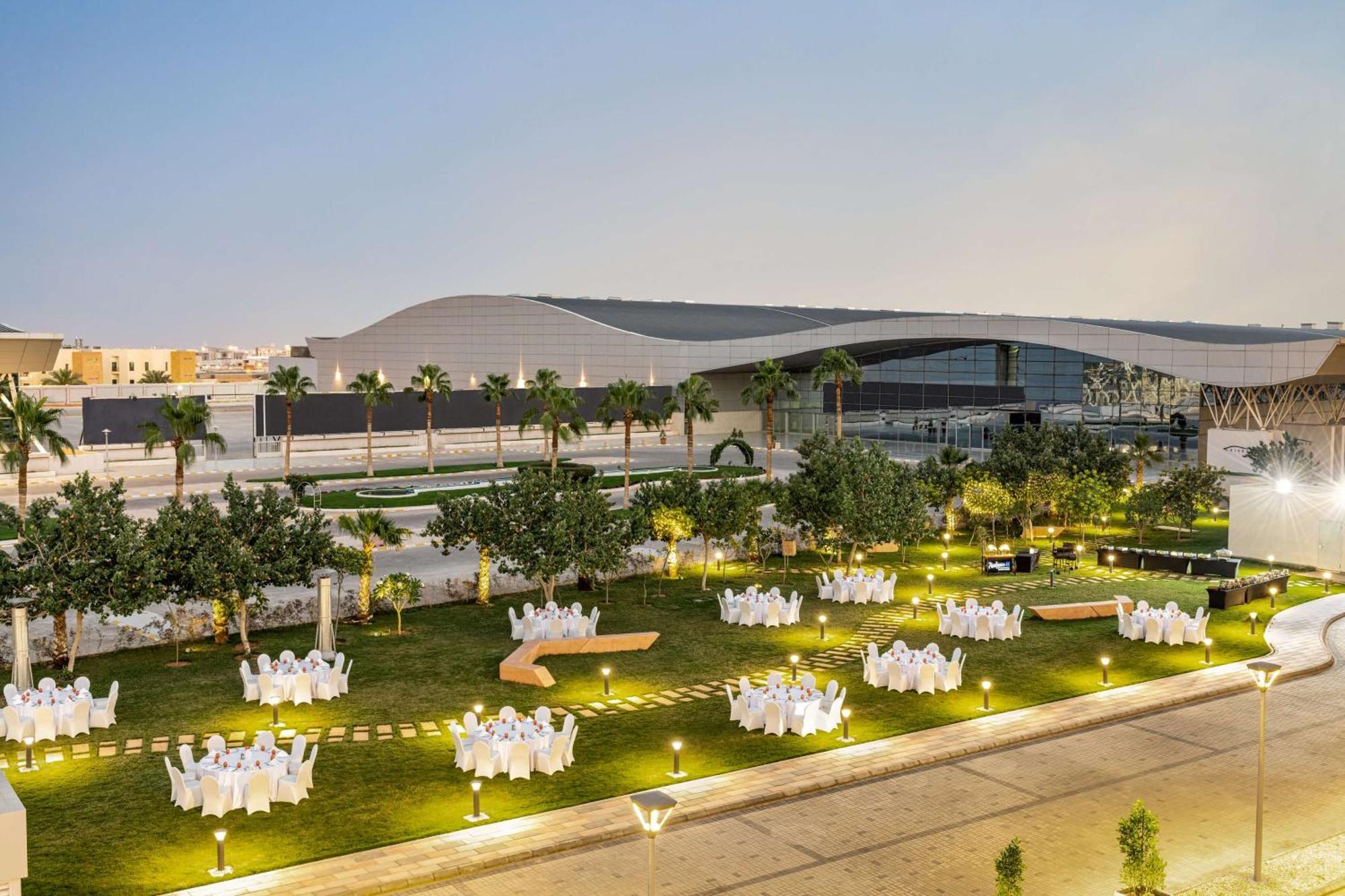 Radisson Blu Hotel Riyadh Convention And Exhibition Center Kültér fotó The lawn at the Ritz-Carlton, Riyadh