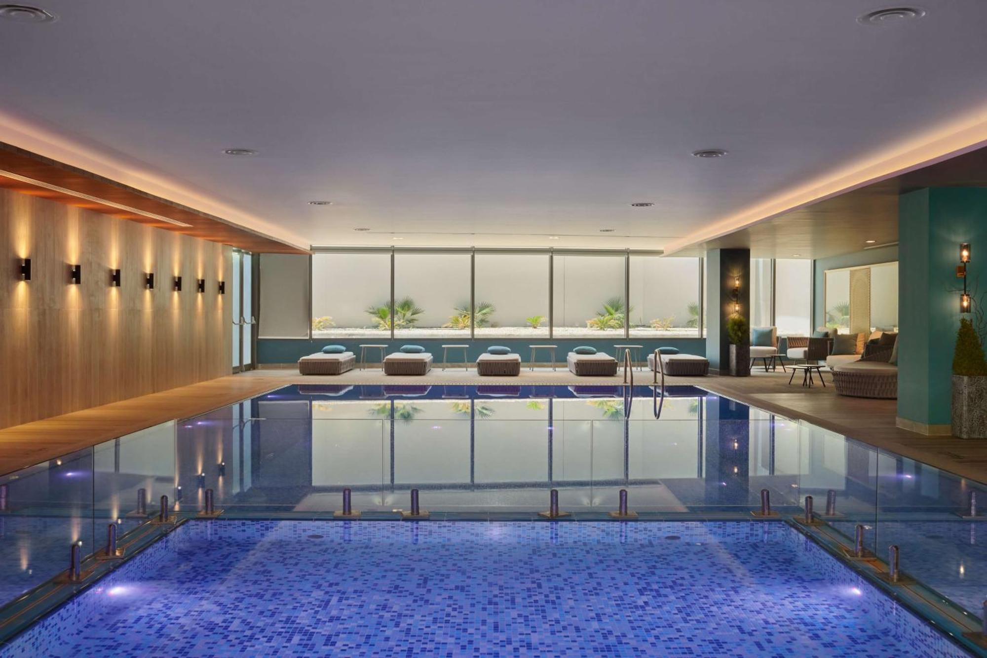 Radisson Blu Hotel Riyadh Convention And Exhibition Center Kültér fotó The swimming pool at The Dorchester