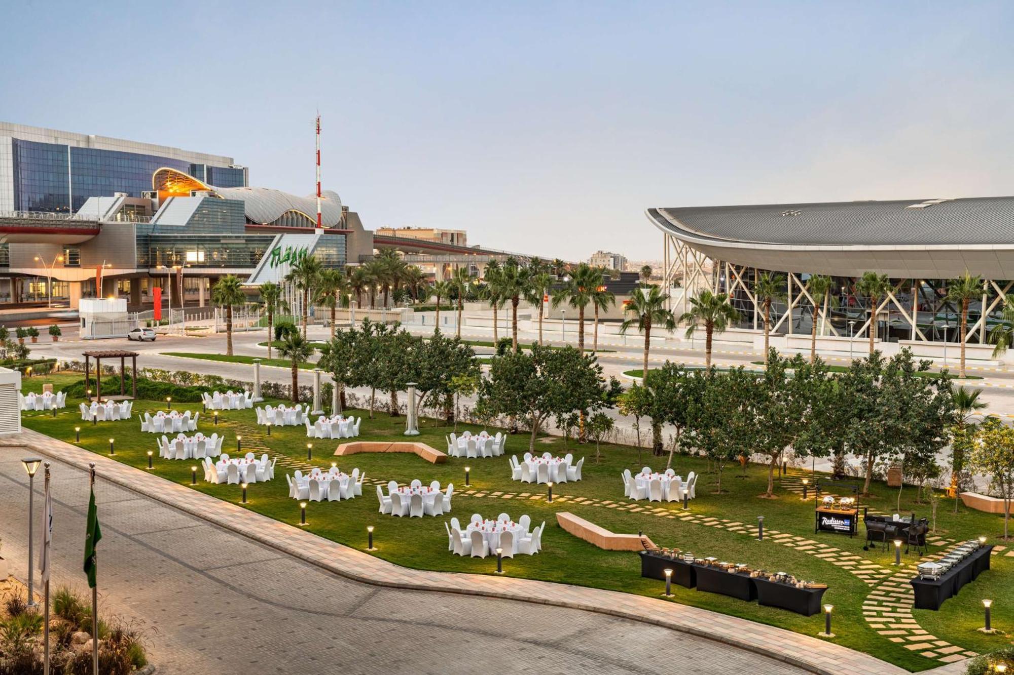 Radisson Blu Hotel Riyadh Convention And Exhibition Center Kültér fotó The Green