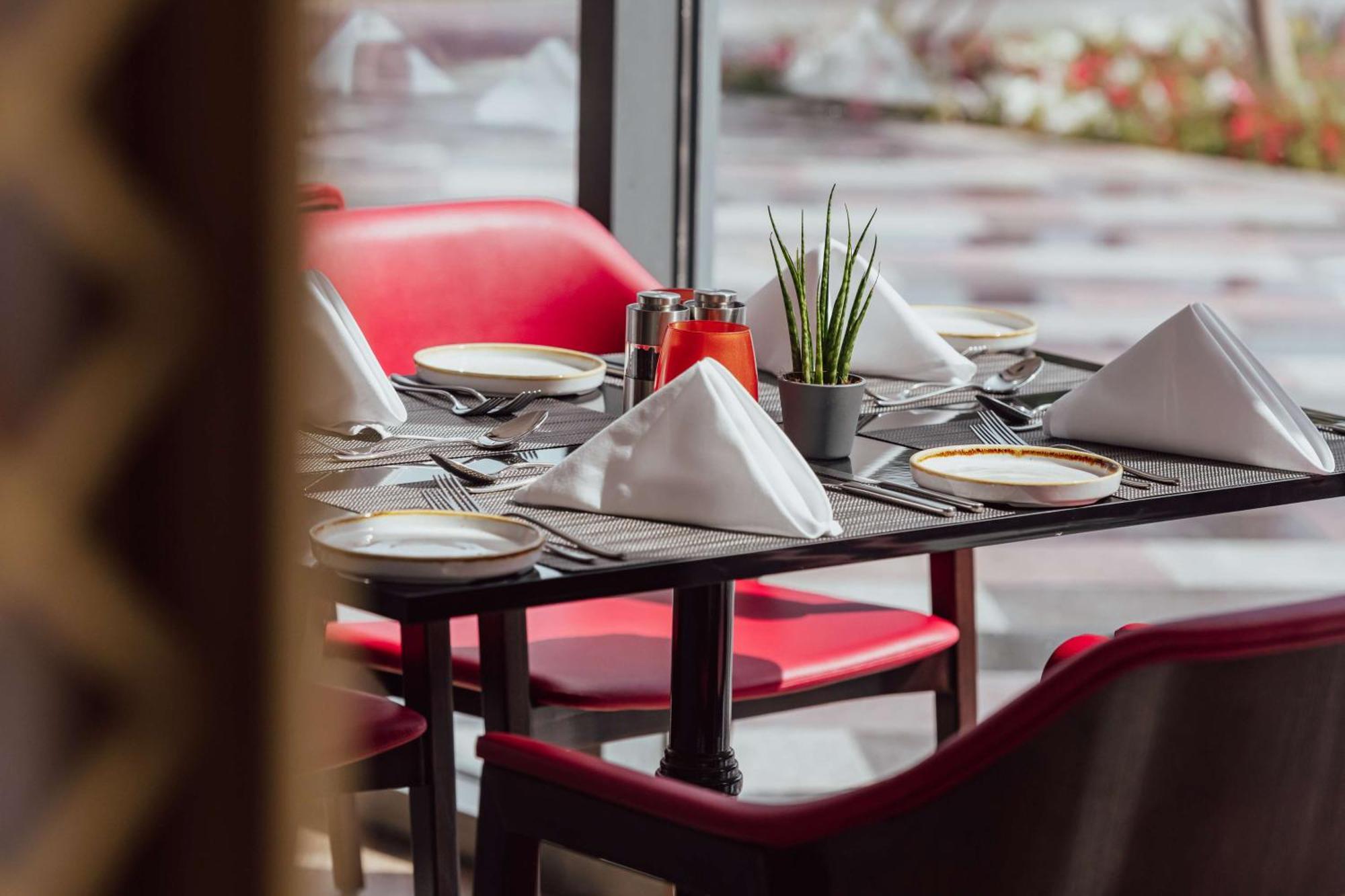 Radisson Blu Hotel Riyadh Convention And Exhibition Center Kültér fotó Restaurant
